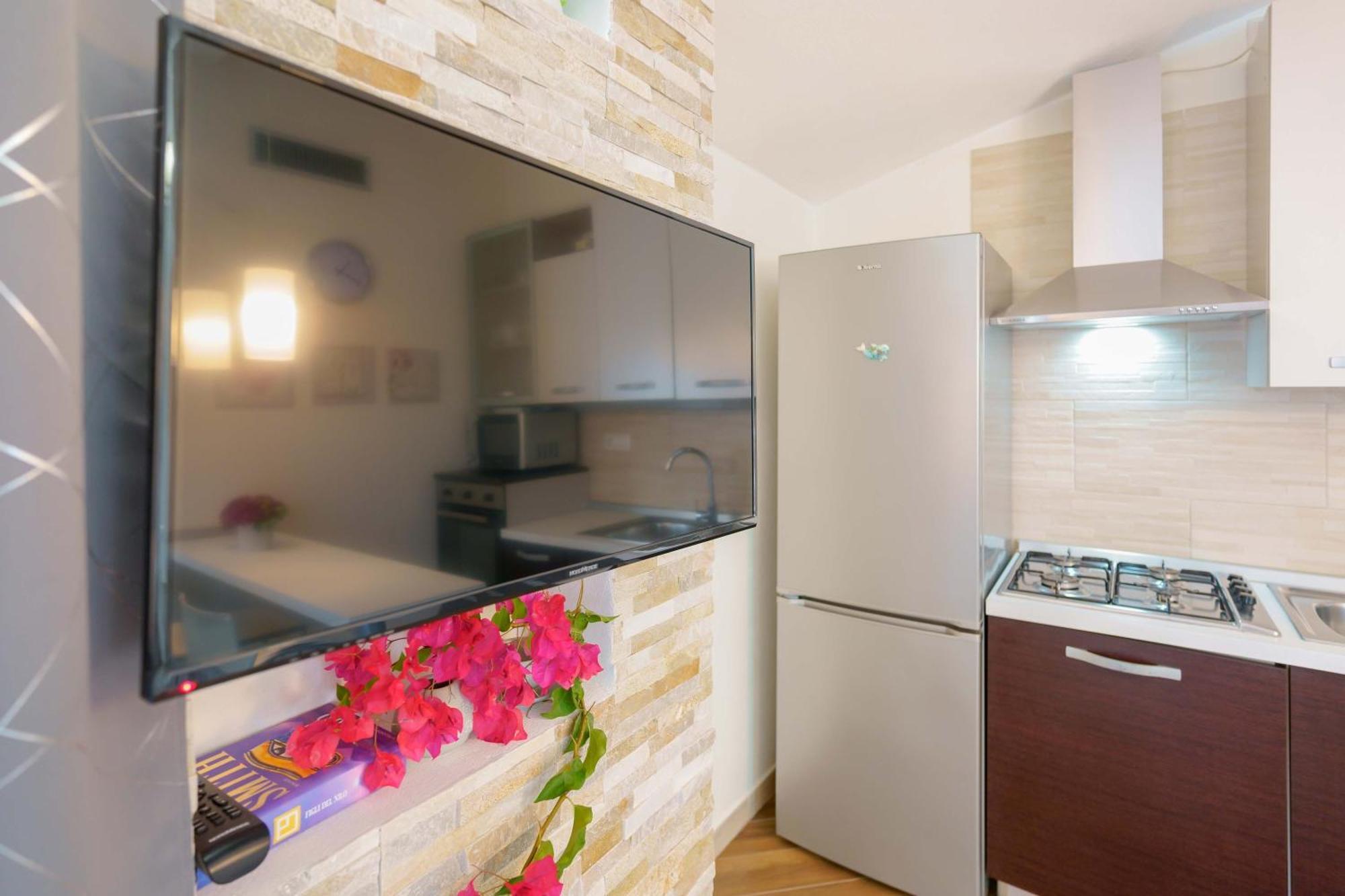 Exclusive Use Swimming Pool Available From June To September 칼리아리 외부 사진