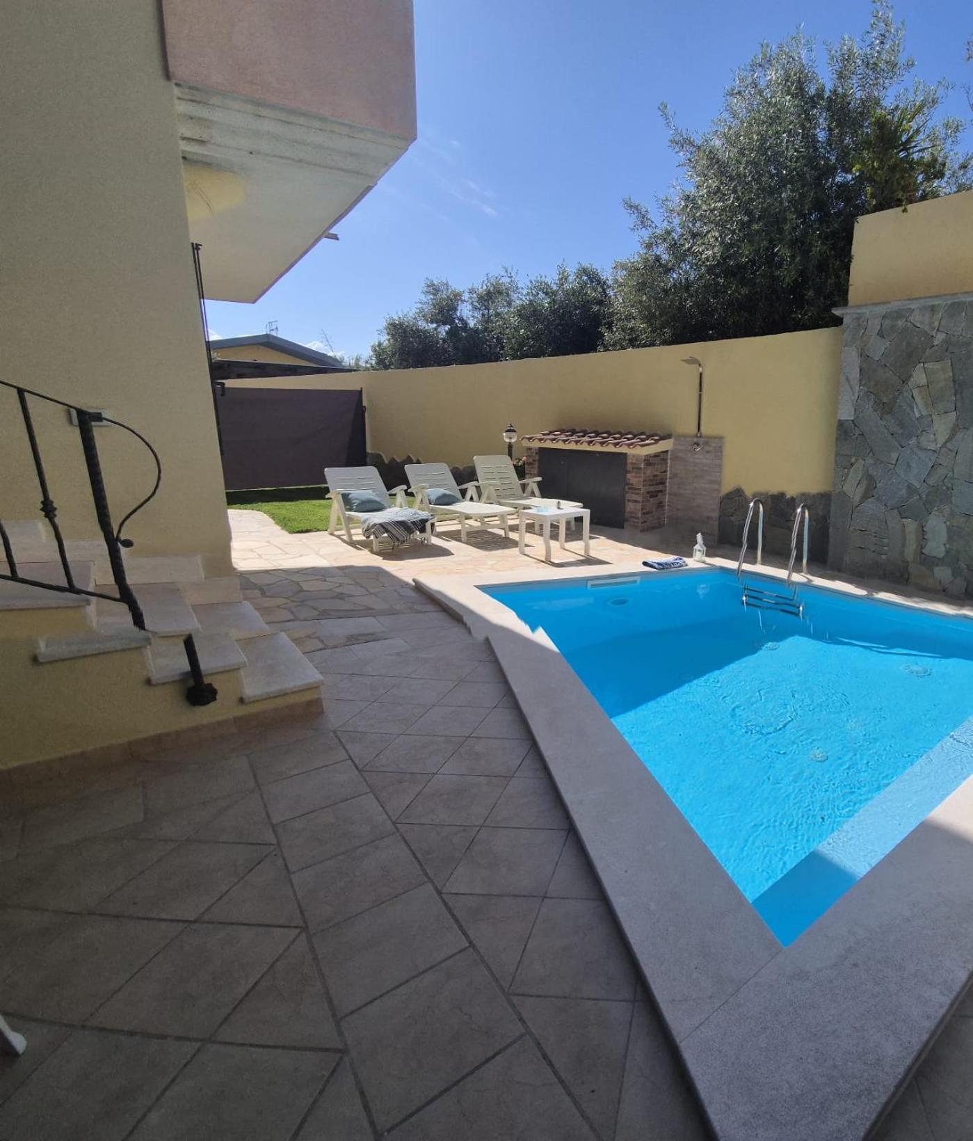 Exclusive Use Swimming Pool Available From June To September 칼리아리 외부 사진