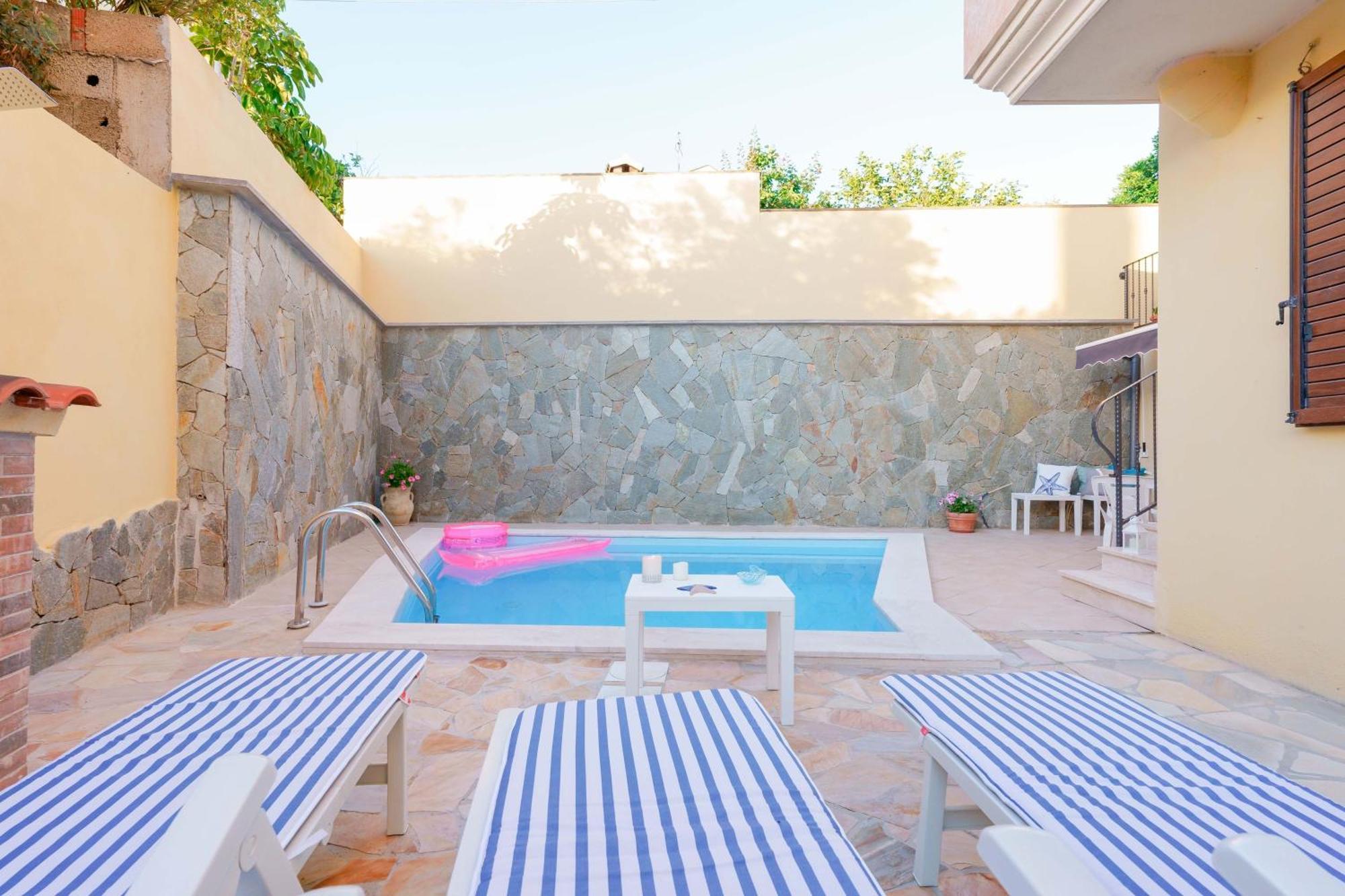 Exclusive Use Swimming Pool Available From June To September 칼리아리 외부 사진